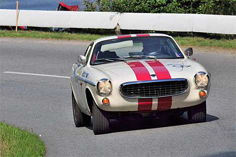 Allan Nobel fra Randers markerer 50-året for lanceringen af Volvo 1800 med sin svensk byggede model fra 1965. De første biler blev bygget i England